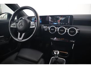 Mercedes-Benz A-Klasse 160 Advantage Widescreen Full LED Sportstoelen Navigatie Camera Clima Cruise 17 inch LMV Lane Assist Parkeersensors