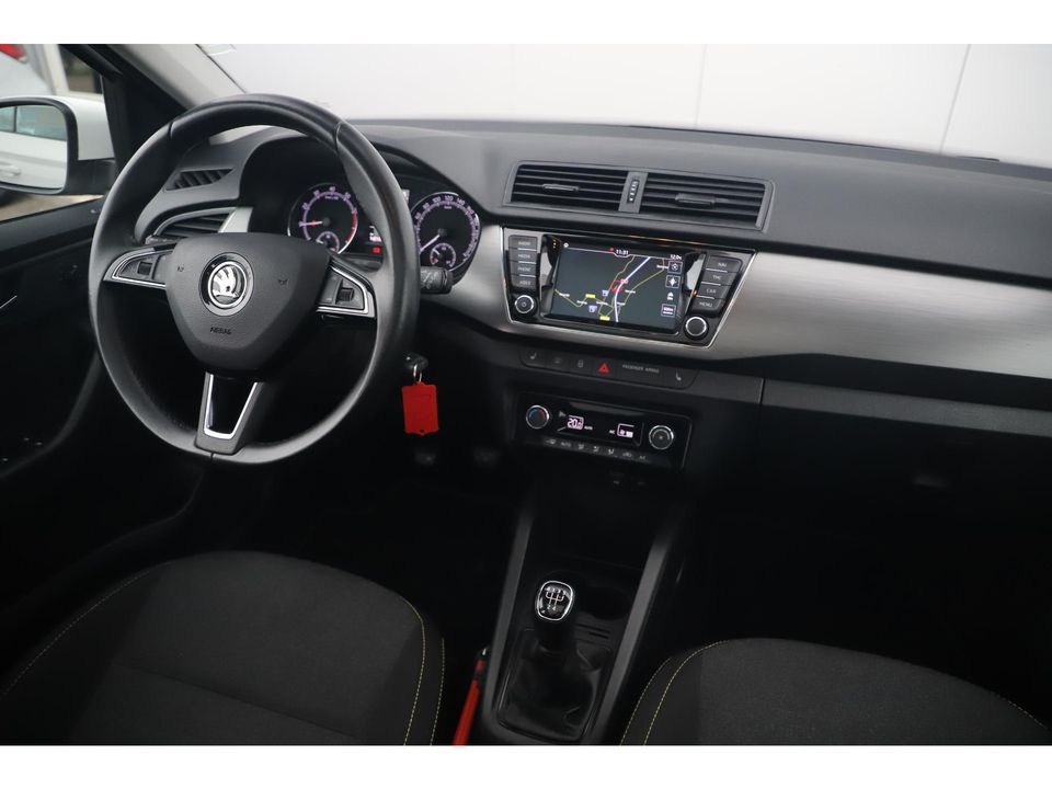 Škoda Fabia Combi 1.0 TSI Business Edition 95PK Trekhaak Panoramadak Navigatie Clima Bluetooth Carplay Android Stoelverwarming Getint Glas 16 inch LMV