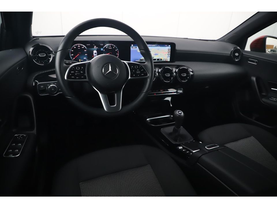 Mercedes-Benz A-Klasse 160 Business Solution Widescreen Full LED Navigatie Camera Clima Lane Assist Cruise Parkeersensors Carplay Android 16 inch LMV Stoelverwarming