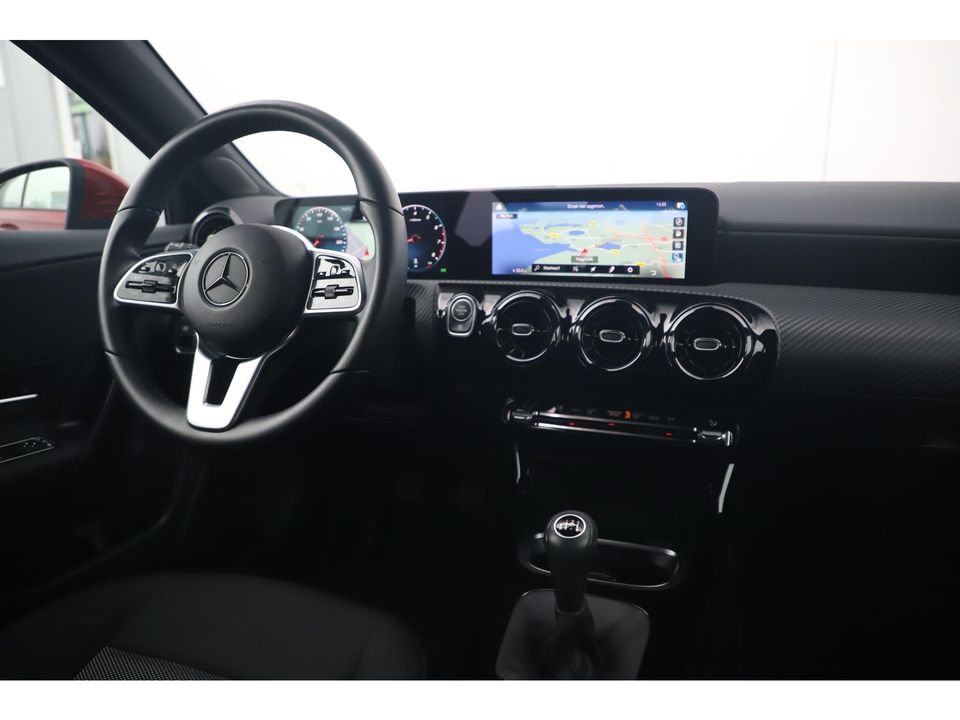 Mercedes-Benz A-Klasse 160 Business Solution Widescreen Full LED Navigatie Camera Clima Lane Assist Cruise Parkeersensors Carplay Android 16 inch LMV Stoelverwarming