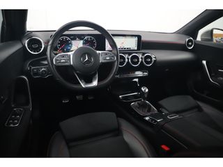 Mercedes-Benz A-Klasse 160 AMG Line Widescreen Full LED Half Leder Sportstoelen Navigatie Camera Clima Lane Assist Cruise Parkeersensors 18 inch AMG LMV