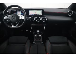 Mercedes-Benz A-Klasse 160 AMG Line Widescreen Full LED Half Leder Sportstoelen Navigatie Camera Clima Lane Assist Cruise Parkeersensors 18 inch AMG LMV