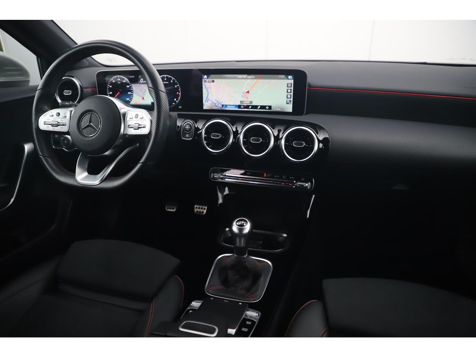 Mercedes-Benz A-Klasse 160 AMG Line Widescreen Full LED Half Leder Sportstoelen Navigatie Camera Clima Lane Assist Cruise Parkeersensors 18 inch AMG LMV