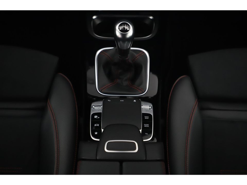 Mercedes-Benz A-Klasse 160 AMG Line Widescreen Full LED Half Leder Sportstoelen Navigatie Camera Clima Lane Assist Cruise Parkeersensors 18 inch AMG LMV