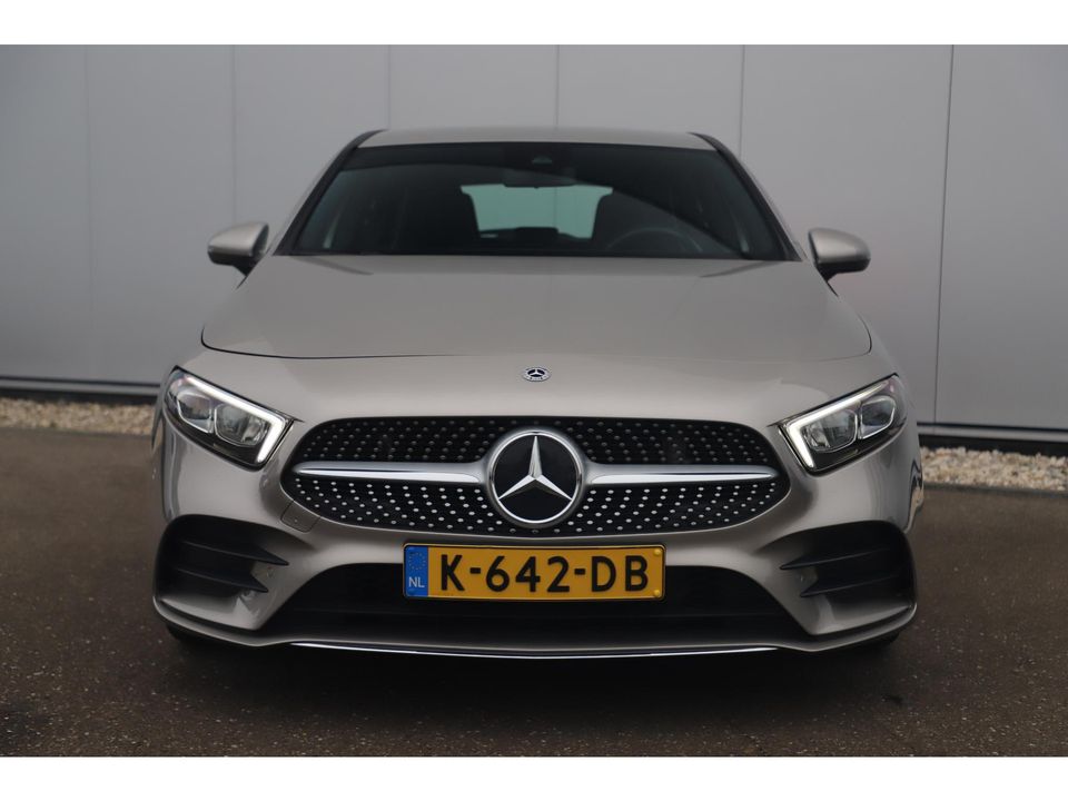 Mercedes-Benz A-Klasse 160 AMG Line Widescreen Full LED Half Leder Sportstoelen Navigatie Camera Clima Lane Assist Cruise Parkeersensors 18 inch AMG LMV