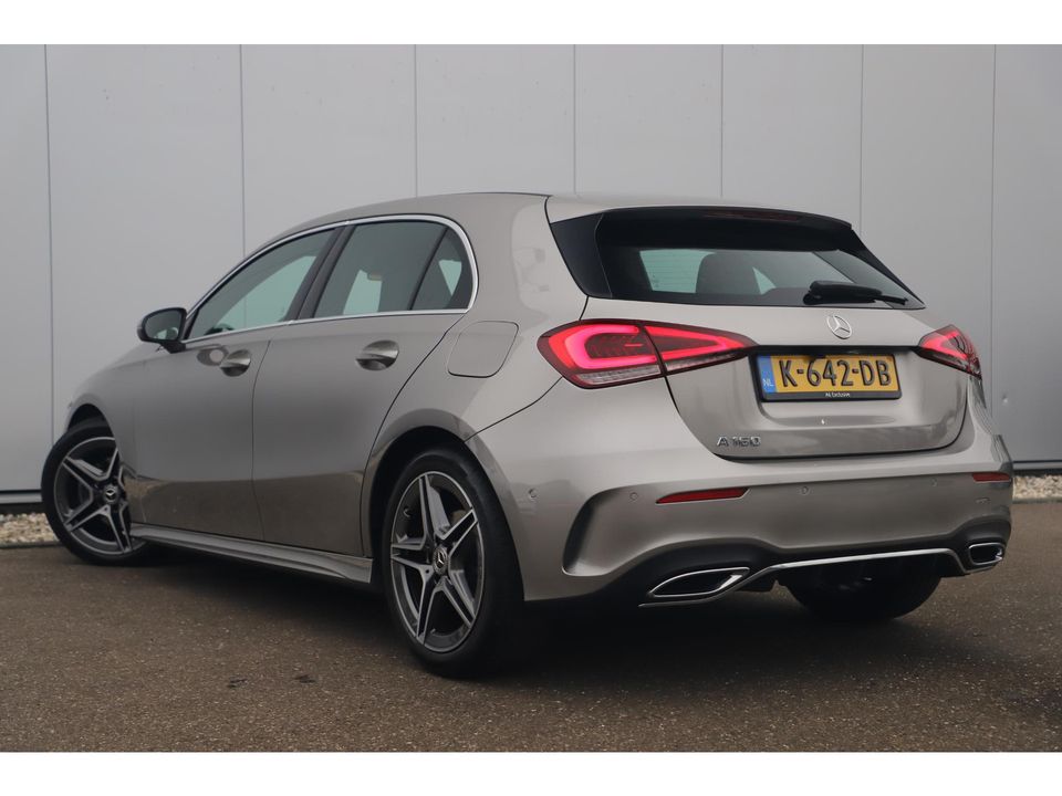 Mercedes-Benz A-Klasse 160 AMG Line Widescreen Full LED Half Leder Sportstoelen Navigatie Camera Clima Lane Assist Cruise Parkeersensors 18 inch AMG LMV