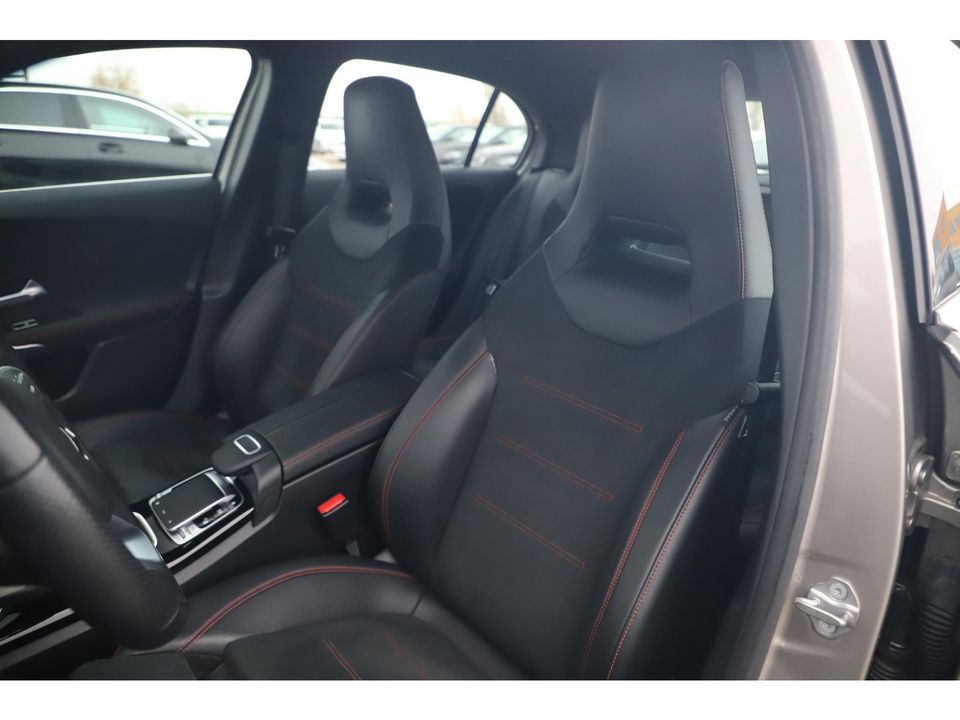 Mercedes-Benz A-Klasse 160 AMG Line Widescreen Full LED Half Leder Sportstoelen Navigatie Camera Clima Lane Assist Cruise Parkeersensors 18 inch AMG LMV