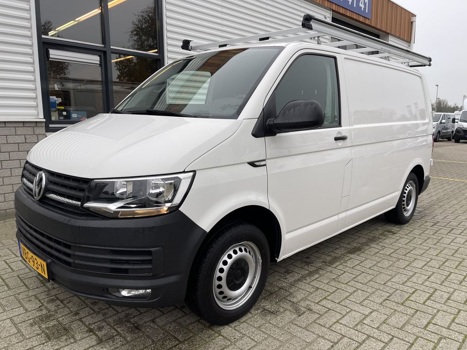 Volkswagen Transporter 2.0 TDI 102pk L1H1 Comfortline / vaste prijs rijklaar € 17.950 ex btw / lease vanaf € 329 / airco / cruise / trekhaak / imperial / Bott ingerichte laadruimte / euro 6 diesel !