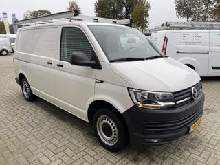 Volkswagen Transporter 2.0 TDI 102pk L1H1 Comfortline / vaste prijs rijklaar € 17.950 ex btw / lease vanaf € 329 / airco / cruise / trekhaak / imperial / Bott ingerichte laadruimte / euro 6 diesel !