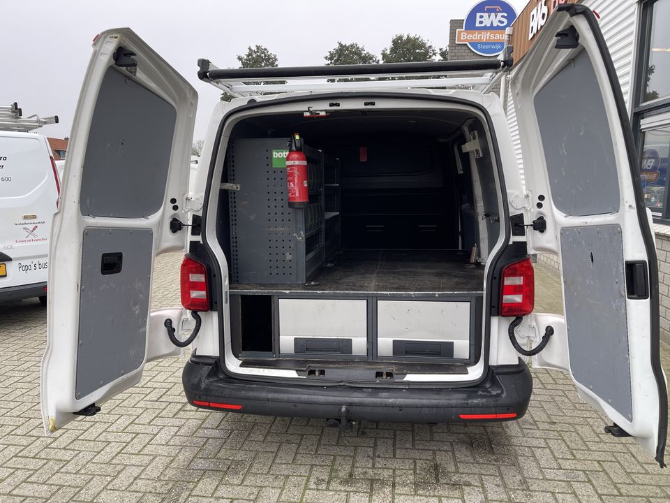 Volkswagen Transporter 2.0 TDI 102pk L1H1 Comfortline / vaste prijs rijklaar € 17.950 ex btw / lease vanaf € 329 / airco / cruise / trekhaak / imperial / Bott ingerichte laadruimte / euro 6 diesel !