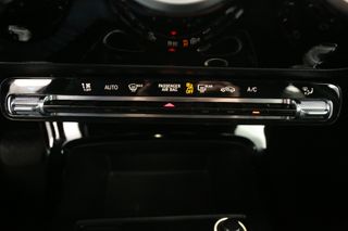 Mercedes-Benz A-Klasse 180 AMG Automaat Clima Cruise Virtual Navi LED PDC Stoelverwarming 18"LMV