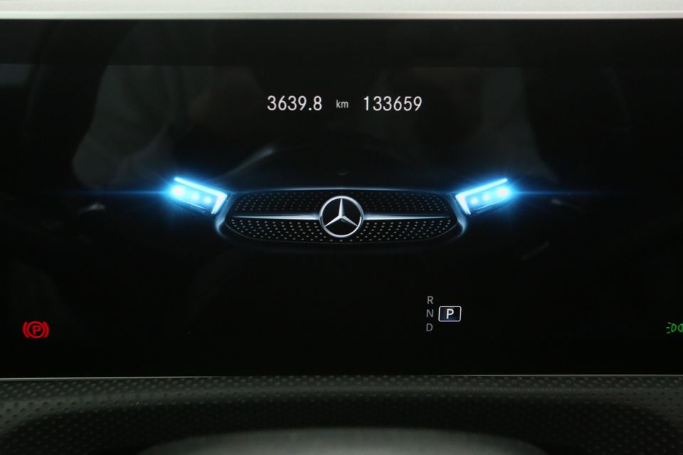 Mercedes-Benz A-Klasse 180 AMG Automaat Pano Sfeerverl. Camera Clima Virtual LED Cruise Navi Memory-Seats PDC 18''LMV