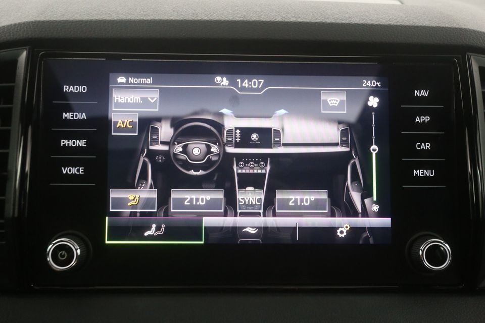 Škoda Karoq 1.5 TSI ACT Sportline 150PK Automaat Pano Sfeer Clima Carplay Camera Cruise LED Navi PDC 19''LMV Trekhaak