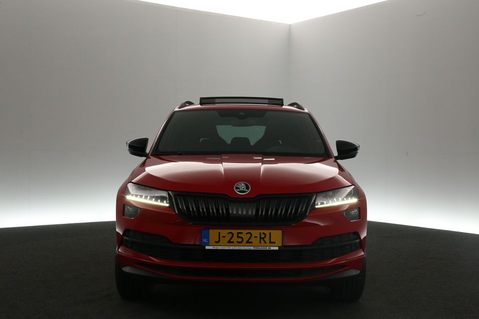 Škoda Karoq 1.5 TSI ACT Sportline 150PK Automaat Pano Sfeer Clima Carplay Camera Cruise LED Navi PDC 19''LMV Trekhaak