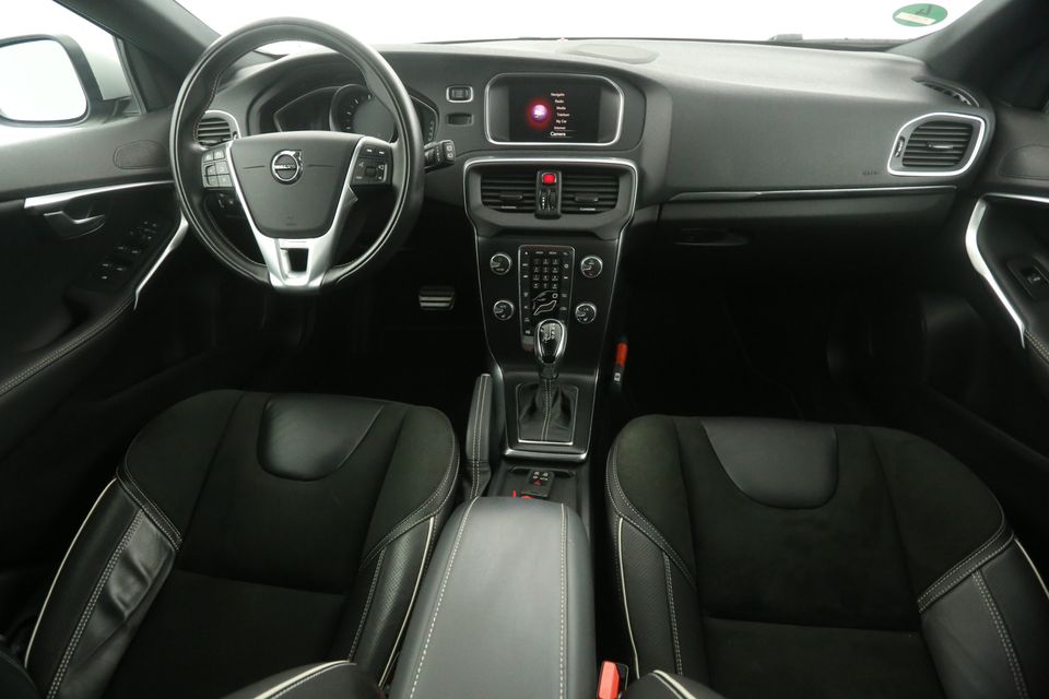 Volvo V40 1.5 T3 R-design | Harman-Kardon | Automaat Pano Clima Camera Cruise LED Virtual PDC Navi 17"LMV