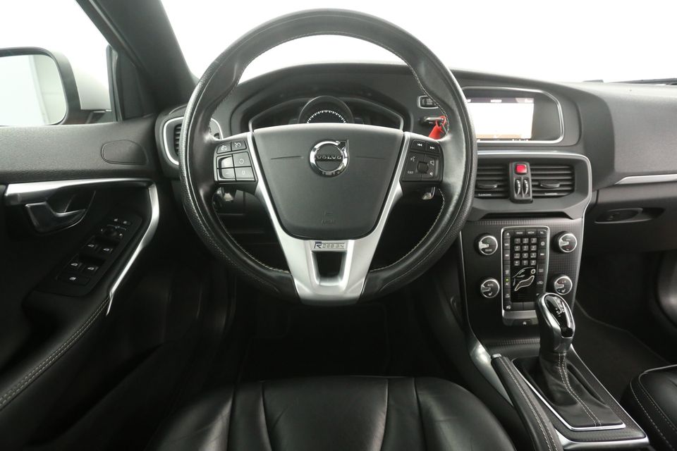 Volvo V40 1.5 T3 R-Design 153PK Automaat Pano-View | Harman-Kardon | Clima Cruise Camera Virtual Memory-Seats Navi 17"LMV LED PDC Trekhaak