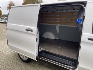 Mercedes-Benz Vito 111 CDI Lang L2H1 / vaste prijs rijklaar € 14.950 ex btw / lease vanaf € 275 / airco / trekhaak 2000 kg / achterdeuren / euro 6 diesel / bijrijdersbank !