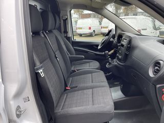 Mercedes-Benz Vito 111 CDI Lang L2H1 / vaste prijs rijklaar € 14.950 ex btw / lease vanaf € 275 / airco / trekhaak 2000 kg / achterdeuren / euro 6 diesel / bijrijdersbank !