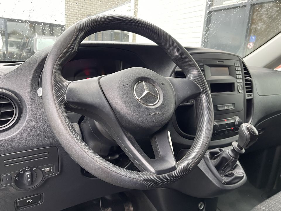 Mercedes-Benz Vito 111 CDI Lang L2H1 / vaste prijs rijklaar € 14.950 ex btw / lease vanaf € 275 / airco / trekhaak 2000 kg / achterdeuren / euro 6 diesel / bijrijdersbank !