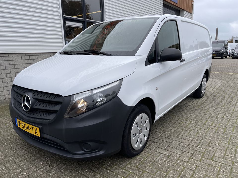 Mercedes-Benz Vito 111 CDI Lang L2H1 / vaste prijs rijklaar € 14.950 ex btw / lease vanaf € 275 / airco / trekhaak 2000 kg / achterdeuren / euro 6 diesel / bijrijdersbank !