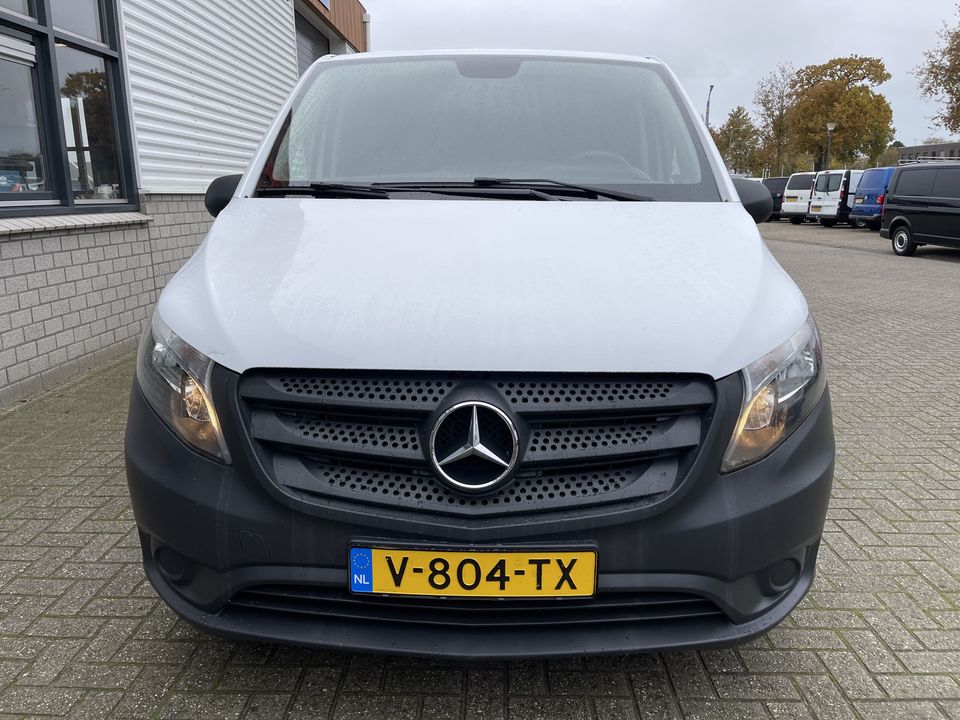 Mercedes-Benz Vito 111 CDI Lang L2H1 / vaste prijs rijklaar € 14.950 ex btw / lease vanaf € 275 / airco / trekhaak 2000 kg / achterdeuren / euro 6 diesel / bijrijdersbank !