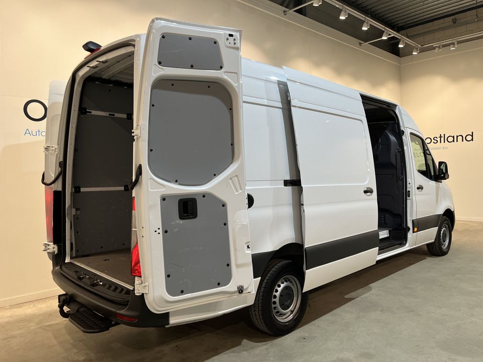 Mercedes-Benz Sprinter 317 CDI L3H2 RWD / Euro 6 / MBUX / Airco / Cruise Control / Camera / CarPlay / Trekhaak / 3-Zits / 8.000 KM !!