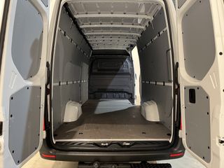 Mercedes-Benz Sprinter 317 CDI L3H2 RWD / Euro 6 / MBUX / Airco / Cruise Control / Camera / CarPlay / Trekhaak / 3-Zits / 8.000 KM !!