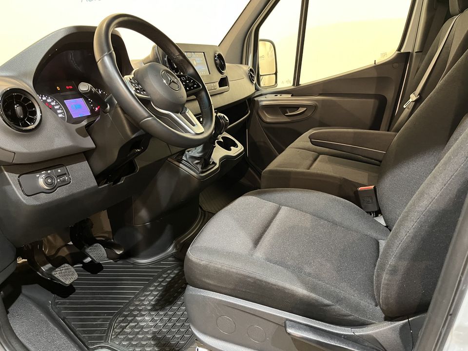 Mercedes-Benz Sprinter 317 CDI L3H2 RWD / Euro 6 / MBUX / Airco / Cruise Control / Camera / CarPlay / Trekhaak / 3-Zits / 8.000 KM !!