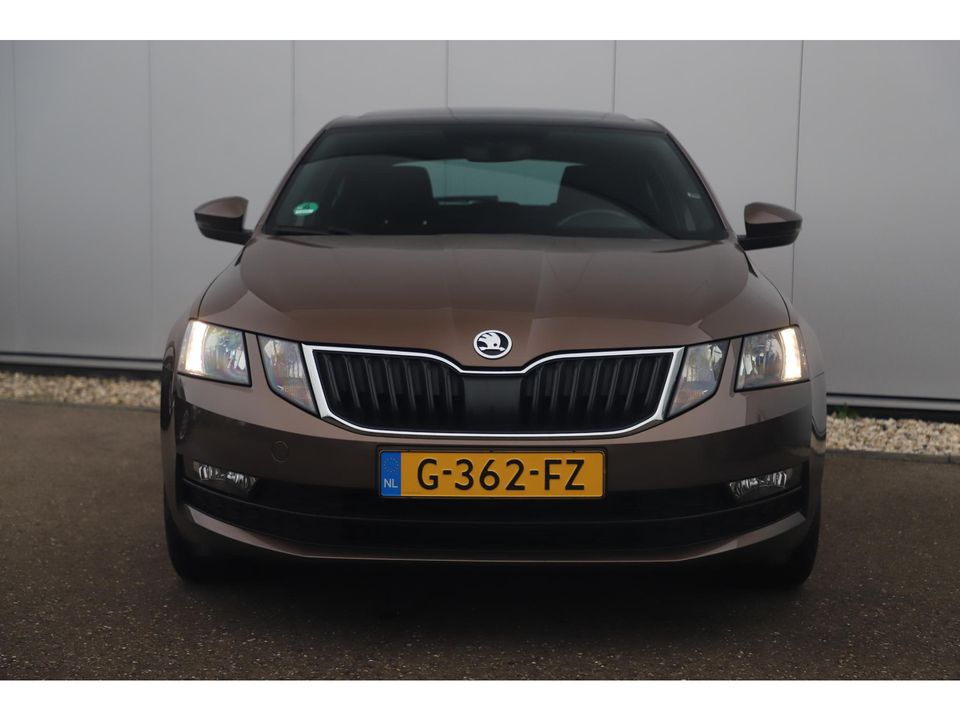 Škoda Octavia 1.0 TSI Greentech Business Edition 116PK Panoramadak 16 inch Panoramadak Navigatie Clima Cruise Parkeersensor Carplay Android LED