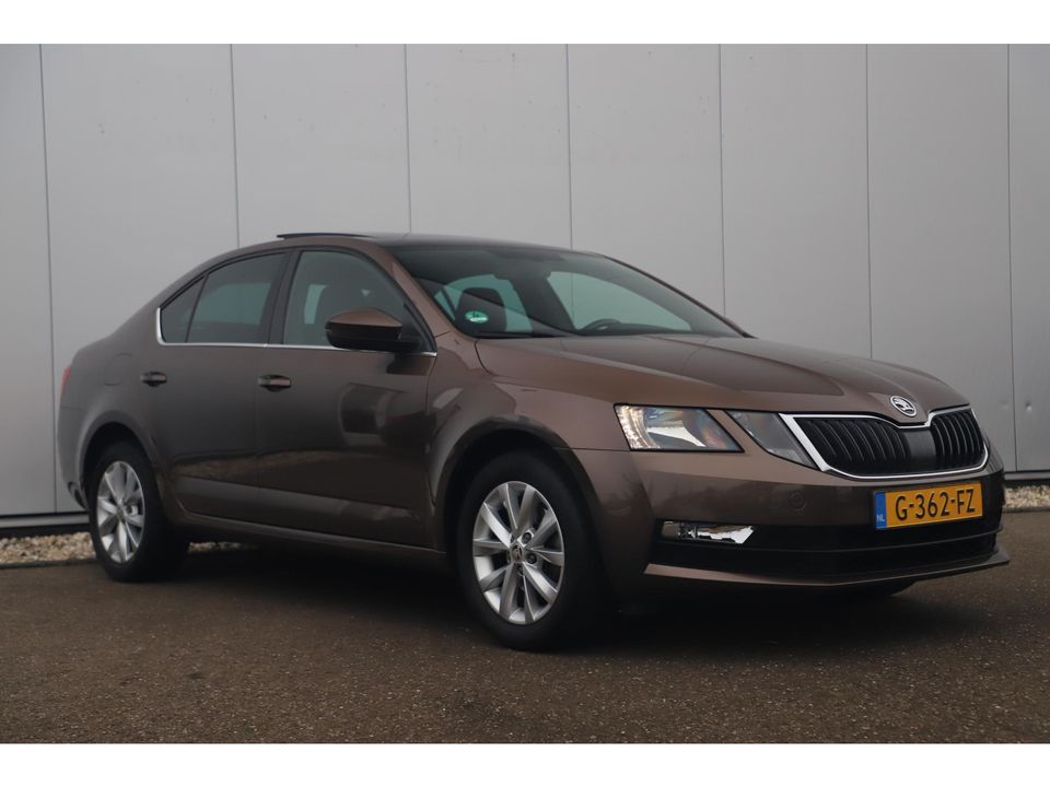 Škoda Octavia 1.0 TSI Greentech Business Edition 116PK Panoramadak 16 inch Panoramadak Navigatie Clima Cruise Parkeersensor Carplay Android LED