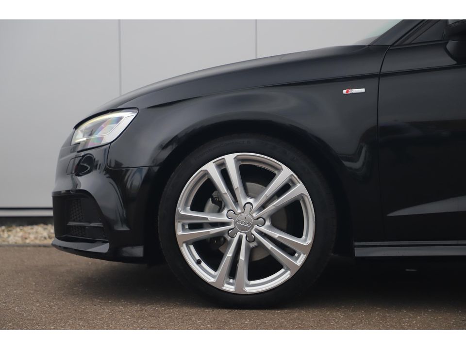 Audi A3 Sportback 30 TFSI Sport S Line Edition Automaat Black Optic Virtual Cockpit Half Leder Stoelverwarming 18 inch Navigatie Carplay Android Clima Cruise Parkeersensor