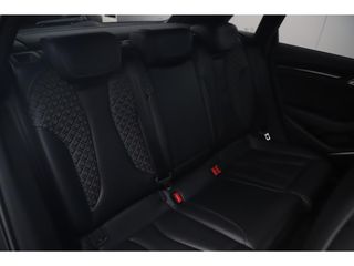 Audi RS3 Sportback 2.5 TFSI RS 3 quattro 400PK Automaat Black Optic Virtual RS Sportstoelen RS Sport Uitlaat Bang and Olufsen LED Matrix 19 inch LMV Navigatie Clima Stoelverwarming Cruise Parkeersensors Keyless Entry Carbon Inleg