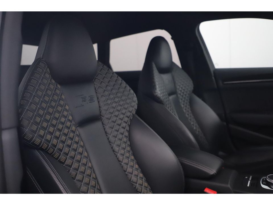 Audi RS3 Sportback 2.5 TFSI RS 3 quattro 400PK Automaat Black Optic Virtual RS Sportstoelen RS Sport Uitlaat Bang and Olufsen LED Matrix 19 inch LMV Navigatie Clima Stoelverwarming Cruise Parkeersensors Keyless Entry Carbon Inleg