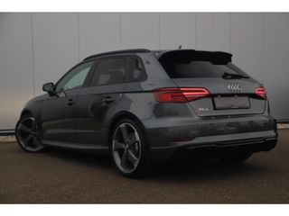 Audi RS3 Sportback 2.5 TFSI RS 3 quattro 400PK Automaat Black Optic Virtual RS Sportstoelen RS Sport Uitlaat Bang and Olufsen LED Matrix 19 inch LMV Navigatie Clima Stoelverwarming Cruise Parkeersensors Keyless Entry Carbon Inleg