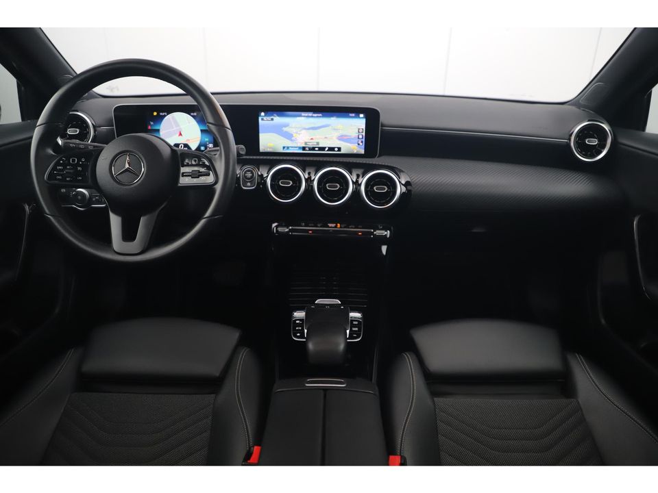 Mercedes-Benz A-Klasse 180 Business Solution Automaat Panoramadak Sportstoelen Half Leder Widescreen Navigatie Clima Cruise Carplay Android 16 inch LMV Parkeersensors