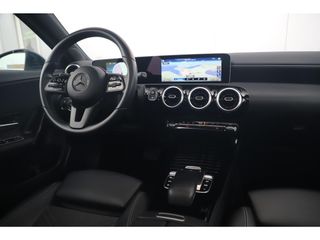 Mercedes-Benz A-Klasse 180 Business Solution Automaat Panoramadak Sportstoelen Half Leder Widescreen Navigatie Clima Cruise Carplay Android 16 inch LMV Parkeersensors