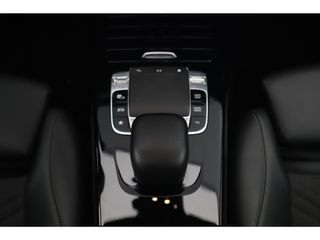 Mercedes-Benz A-Klasse 180 Business Solution Automaat Panoramadak Sportstoelen Half Leder Widescreen Navigatie Clima Cruise Carplay Android 16 inch LMV Parkeersensors