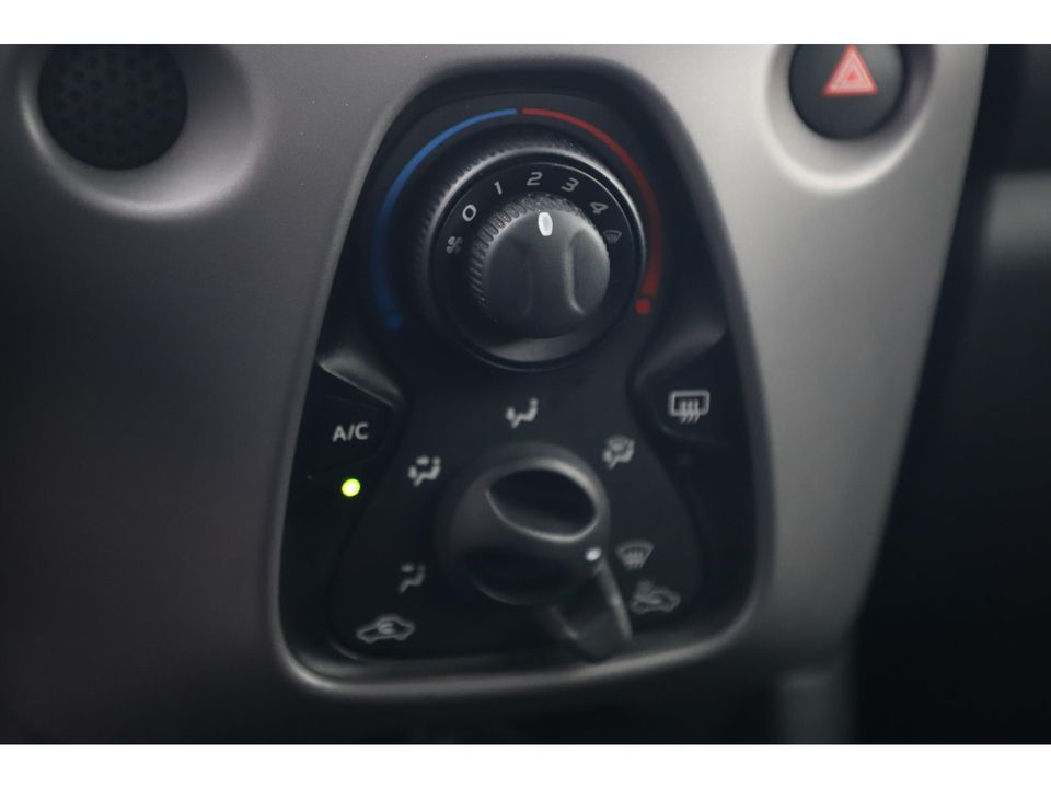 Peugeot 108 1.0 e-VTi Active Radio Bluetooth Airco Elektrische Ramen LED Dagrijverlichting