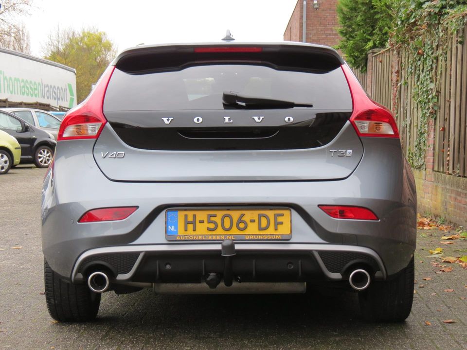 Volvo V40 1.5 T3 Polar+ Sport R-Design AUTOMAAT | TREKHAAK | PANORAMADAK | HARMAN/KARDON | DEALER ONDERHOUDEN | FULL LED KOPLAMPEN