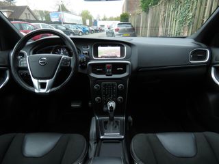 Volvo V40 1.5 T3 Polar+ Sport R-Design AUTOMAAT | TREKHAAK | PANORAMADAK | HARMAN/KARDON | DEALER ONDERHOUDEN | FULL LED KOPLAMPEN