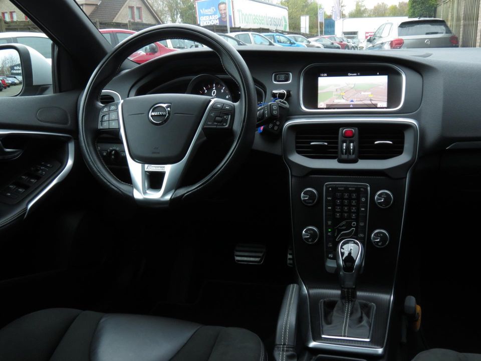 Volvo V40 1.5 T3 Polar+ Sport R-Design AUTOMAAT | TREKHAAK | PANORAMADAK | HARMAN/KARDON | DEALER ONDERHOUDEN | FULL LED KOPLAMPEN