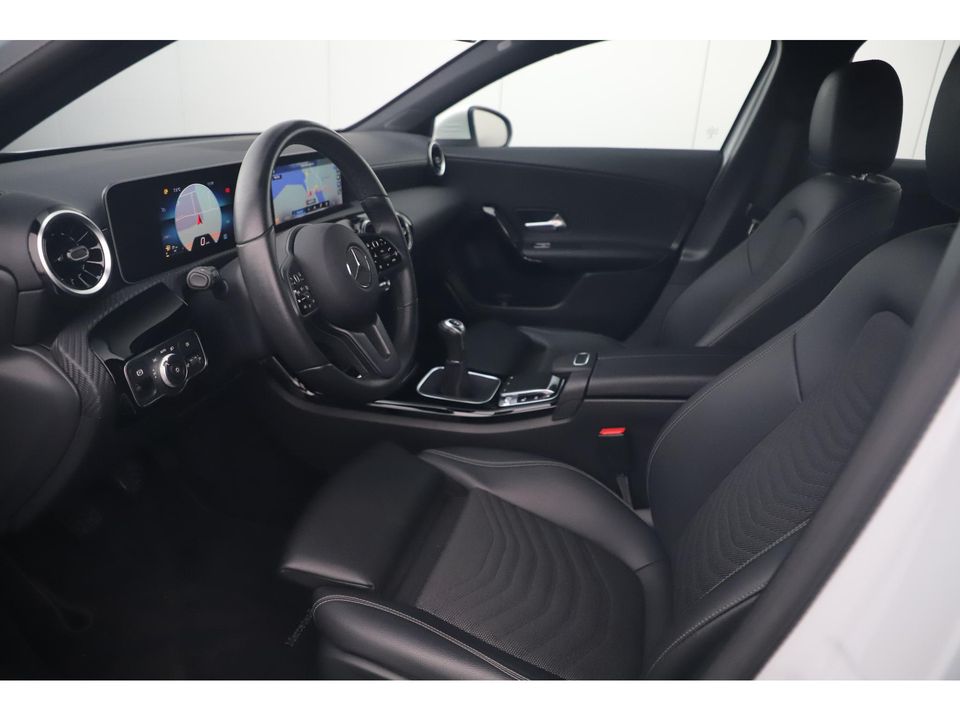 Mercedes-Benz A-Klasse 160 Business Solution Widescreen Half Leder 19 inch AMG Look Velgen Navigatie Achteruitrijcamera Carplay Android Clima Cruise Parkeersensor