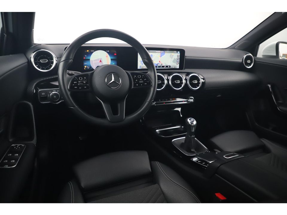 Mercedes-Benz A-Klasse 160 Business Solution Widescreen Half Leder 19 inch AMG Look Velgen Navigatie Achteruitrijcamera Carplay Android Clima Cruise Parkeersensor