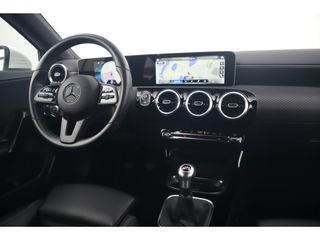 Mercedes-Benz A-Klasse 160 Business Solution Widescreen Half Leder 19 inch AMG Look Velgen Navigatie Achteruitrijcamera Carplay Android Clima Cruise Parkeersensor