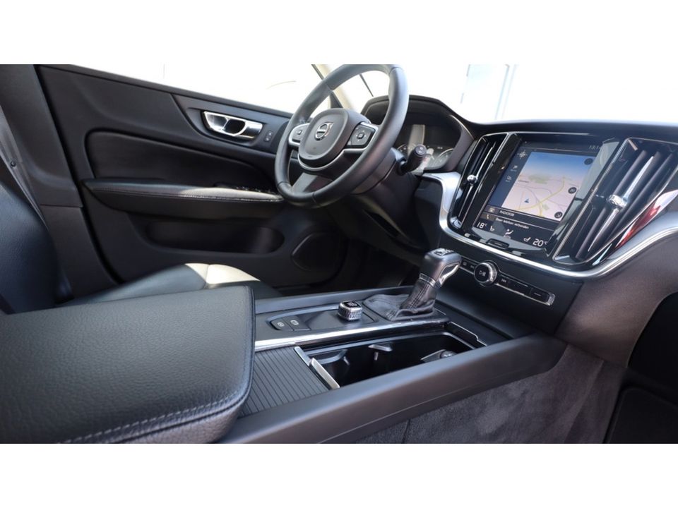 Volvo V60 2.0 T5 Momentum | Leder | Led | Media | Elelktr a klep