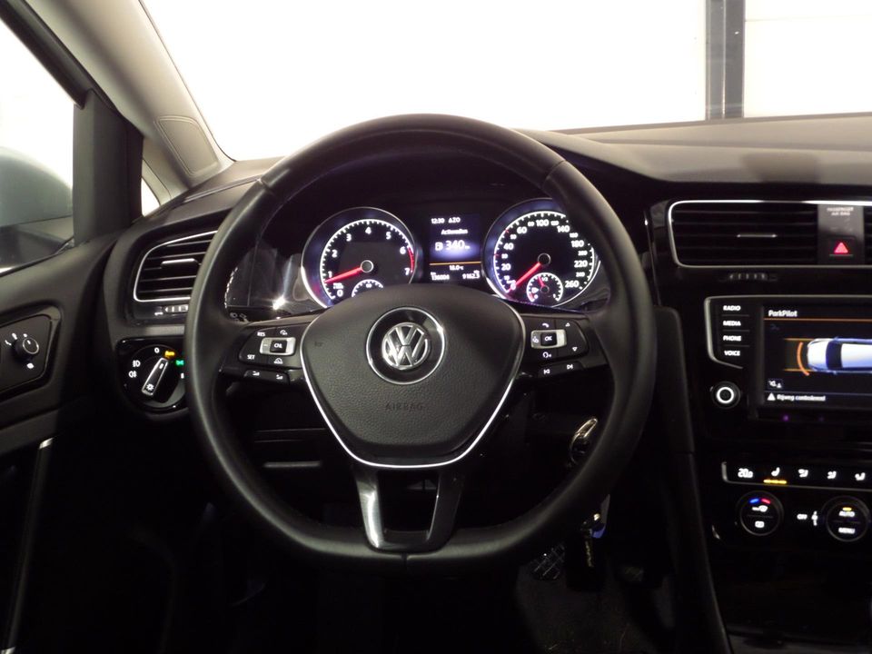 Volkswagen Golf 1.2 TSI Highline Connected Series "Origineel NL!" Apple-carplay Camera, van 2e eigenaar in zeer nette staat!