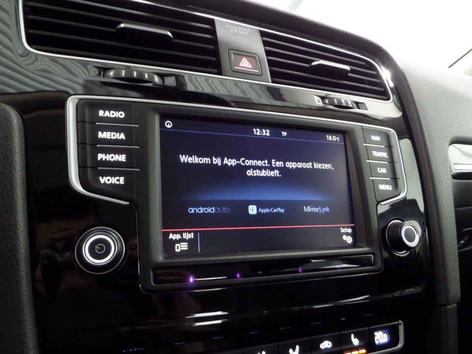 Volkswagen Golf 1.2 TSI Highline Connected Series "Origineel NL!" Apple-carplay Camera, van 2e eigenaar in zeer nette staat!