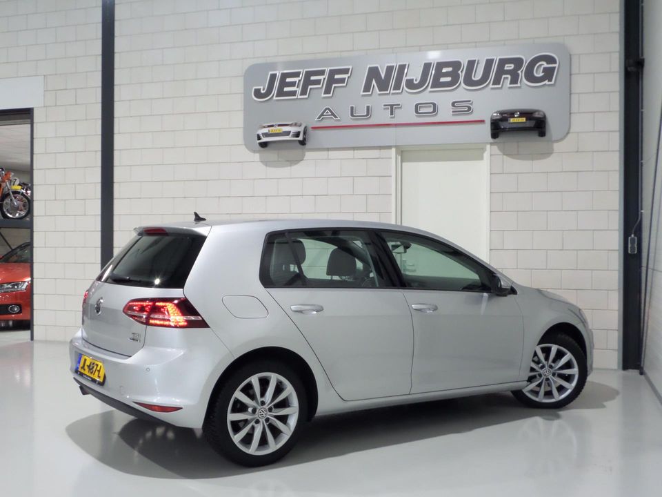 Volkswagen Golf 1.2 TSI Highline Connected Series "Origineel NL!" Apple-carplay Camera, van 2e eigenaar in zeer nette staat!