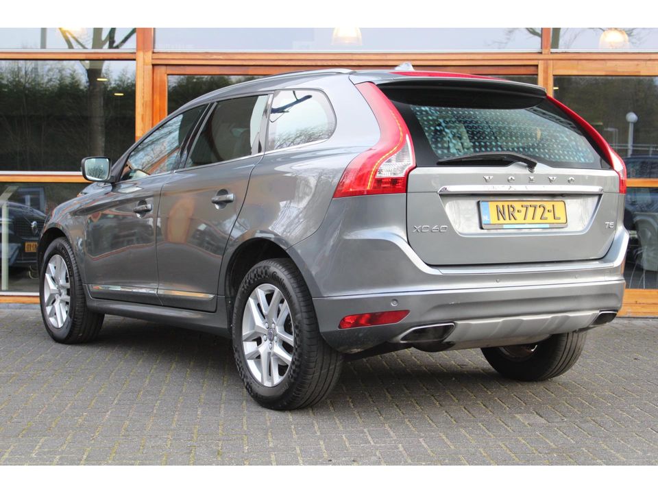 Volvo XC60 T5 Automaat Polar+ | Panoramadak | Volvo on call | Standkachel | Camera| Perfect onderhouden | Trekhaak 1600 kg |