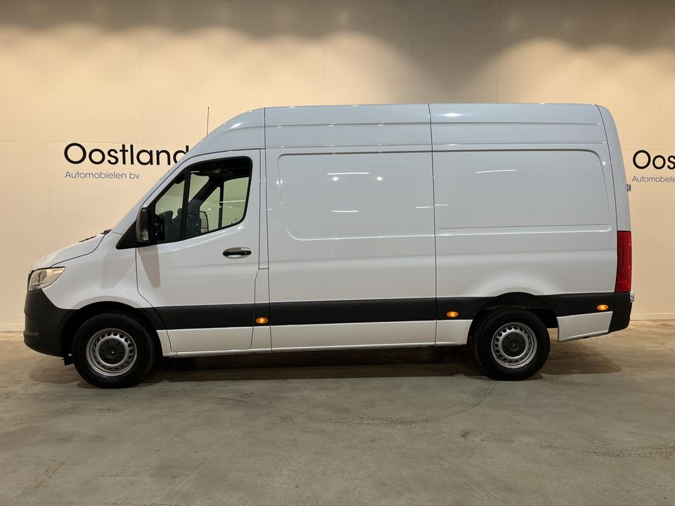 Mercedes-Benz Sprinter 317 CDI L2H2 RWD Automaat / Euro 6 / MBUX / Trekhaak 3500 KG / Airco / Cruise Control / Camera / CarPlay / 3-Zits / 8.700 KM !!